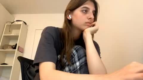 Snapshot of beulahweikert chatting on June 9, 4:18 pm Lina online show from June 9, 4:18 pm