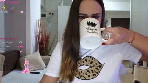 Snapshot of beyoncedoll chatting on December 13, 8:36 pm BeyonceDoll Twitter DollBeyonce online show from December 13, 8:36 pm