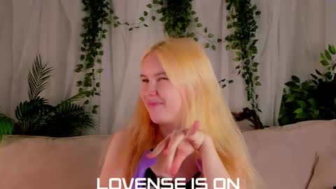 Snapshot of bezuya chatting on October 28, 1:53 am Eliz online show from October 28, 1:53 am