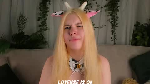 Snapshot of bezuya chatting on October 29, 1:19 am Eliz online show from October 29, 1:19 am