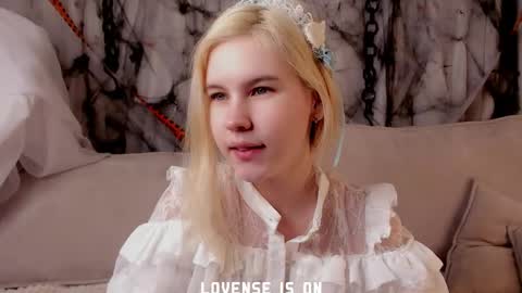 Snapshot of bezuya chatting on November 6, 2:01 am Eliz online show from November 6, 2:01 am