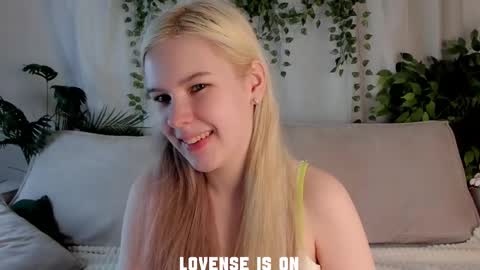 Snapshot of bezuya chatting on November 23, 1:49 am Eliz online show from November 23, 1:49 am