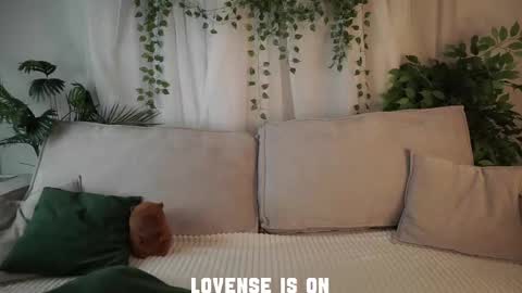 Snapshot of bezuya chatting on December 4, 1:04 am Eliz online show from December 4, 1:04 am