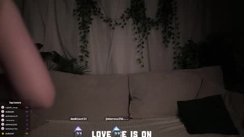 Eliz online show from December 21, 1:24 am