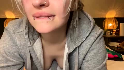 Ellie  online show from April 30, 3:13 am