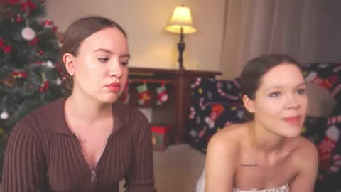 Lisa and Alice online show from December 16, 2:44 pm