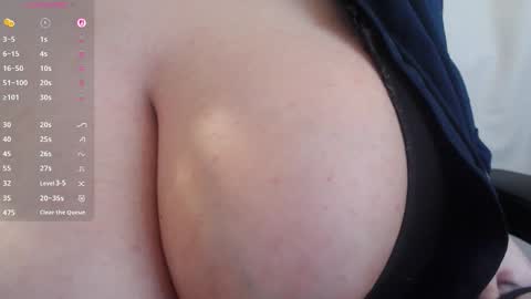 Snapshot of bigbittiesandfun chatting on October 27, 5:39 pm bigbittiesandfun online show from October 27, 5:39 pm