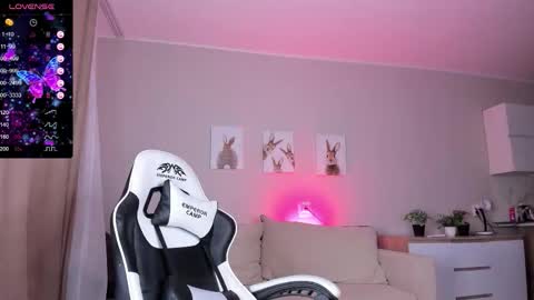 Snapshot of bigboobsalise chatting on December 16, 11:26 am Alise online show from December 16, 11:26 am