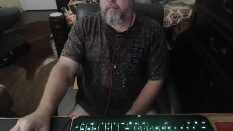 Snapshot of bighugmugg chatting on October 12, 4:28 pm bighugmugg online show from October 12, 4:28 pm