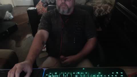 Snapshot of bighugmugg chatting on November 1, 10:56 pm bighugmugg online show from November 1, 10:56 pm