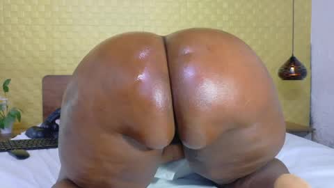 bigroundbooty_ online show from April 28, 9:20 pm