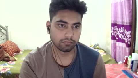 Snapshot of birbikrom104 chatting on May 28, 7:05 am birbikrom104 online show from May 28, 7:05 am
