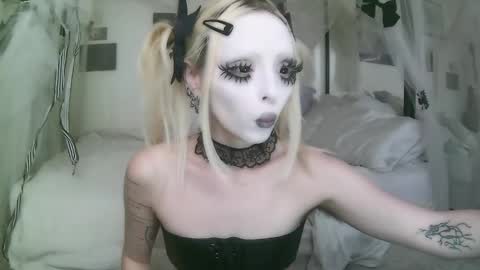 vampire fang  online show from March 9, 6:23 pm