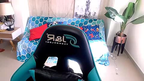 Black online show from December 3, 6:38 pm