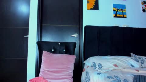 Snapshot of black_treassure chatting on December 6, 4:25 am black_treassure online show from December 6, 4:25 am