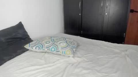 Snapshot of blackandwhite1_ chatting on December 22, 1:19 pm blackandwhite1_ online show from December 22, 1:19 pm