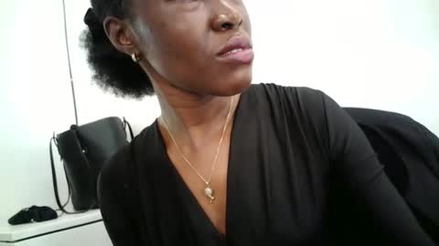 Snapshot of blackfairy01 chatting on December 23, 9:18 am blackfairy01 online show from December 23, 9:18 am