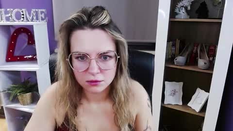 Z O E Y online show from December 4, 5:39 am