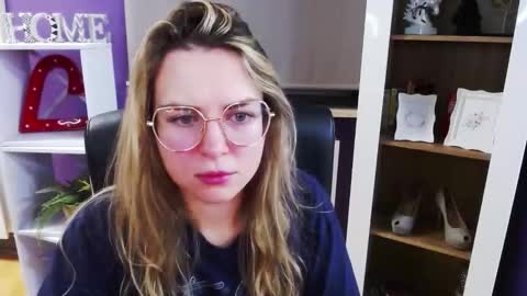 Z O E Y online show from December 18, 6:08 am