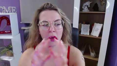 Z O E Y online show from December 19, 5:36 am