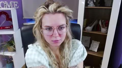 Z O E Y online show from February 27, 6:02 am