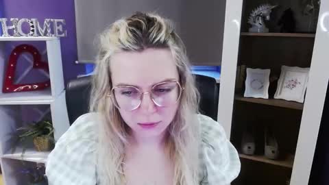 Z O E Y online show from March 16, 5:44 am