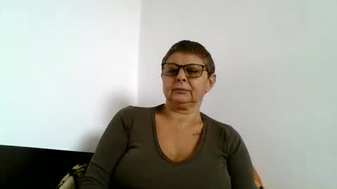 Snapshot of blackwidow05 chatting on October 6, 11:40 am Black Widow online show from October 6, 11:40 am