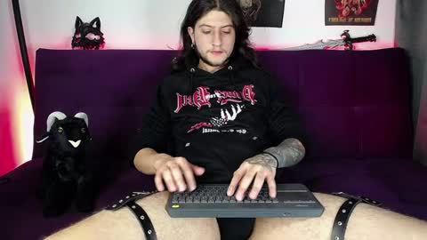 Snapshot of blackwolf_6 chatting on December 4, 1:25 am Dave online show from December 4, 1:25 am