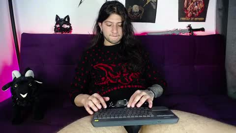 Snapshot of blackwolf_6 chatting on December 7, 6:48 pm Dave online show from December 7, 6:48 pm