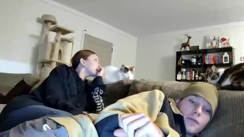 Snapshot of blakeandskylar chatting on December 2, 2:31 am BlakeAndSkylar online show from December 2, 2:31 am