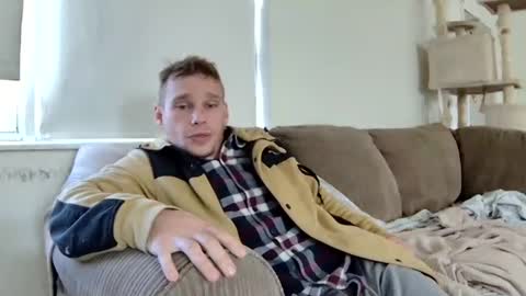 Snapshot of blakeandskylar chatting on December 3, 7:33 pm BlakeAndSkylar online show from December 3, 7:33 pm