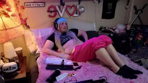 Snapshot of blakelytgirl chatting on February 5, 3:55 am Blakely Morningstar online show from February 5, 3:55 am