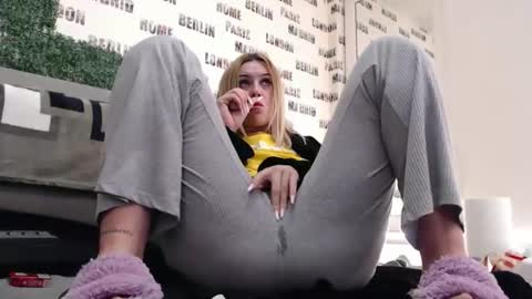 Snapshot of blonddaiana23 chatting on January 18, 11:44 pm blonddaiana23 online show from January 18, 11:44 pm