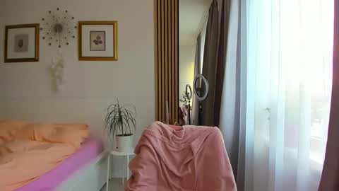 Nicole online show from February 4, 6:52 am