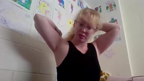 Snapshot of blonde_katie chatting on February 15, 9:11 pm Katie online show from February 15, 9:11 pm