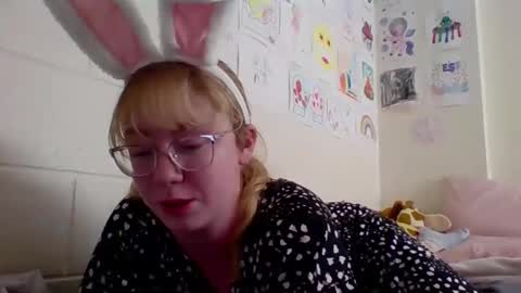 Snapshot of blonde_katie chatting on April 5, 8:28 pm Katie online show from April 5, 8:28 pm