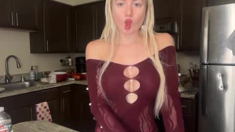 Snapshot of blondebunny999 chatting on May 7, 1:33 am blondebunny999 online show from May 7, 1:33 am