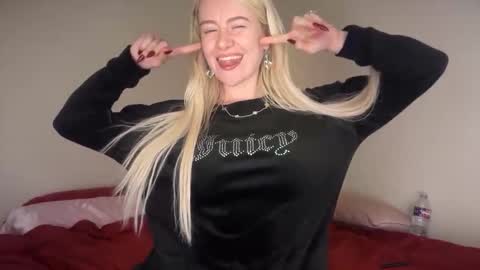 Snapshot of blondebunny999 chatting on May 19, 2:18 am blondebunny999 online show from May 19, 2:18 am