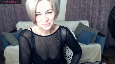 Snapshot of blondemommy_77 chatting on December 9, 11:45 pm Lola online show from December 9, 11:45 pm