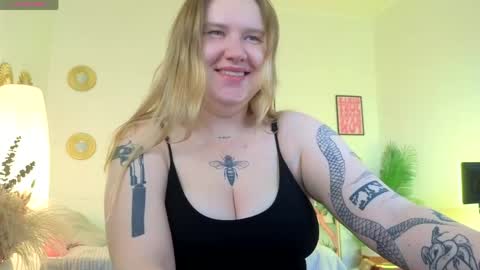 Snapshot of blondestetic chatting on June 4, 7:36 am Mommy online show from June 4, 7:36 am