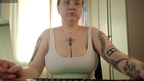 Snapshot of blondestetic chatting on June 9, 6:47 am Mommy online show from June 9, 6:47 am