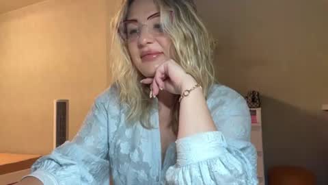 Snapshot of blondie_xoxoxo chatting on August 1, 1:38 am blondie_xoxoxo online show from August 1, 1:38 am