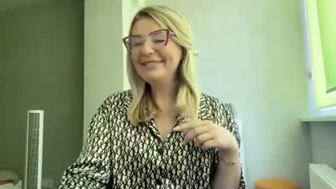 Snapshot of blondie_xoxoxo chatting on August 3, 9:04 am blondie_xoxoxo online show from August 3, 9:04 am