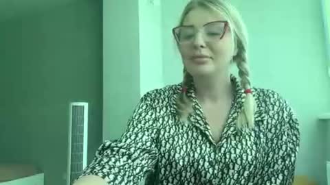 Snapshot of blondie_xoxoxo chatting on August 6, 11:45 am blondie_xoxoxo online show from August 6, 11:45 am