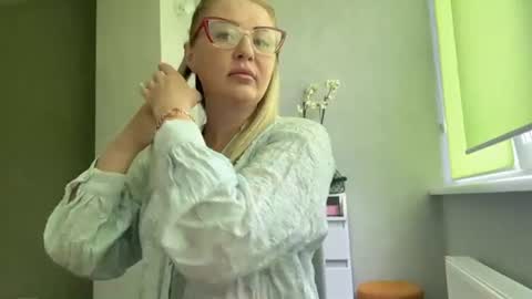 Snapshot of blondie_xoxoxo chatting on August 8, 8:38 am blondie_xoxoxo online show from August 8, 8:38 am