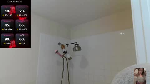 Snapshot of blondiebubblebooty chatting on May 12, 9:45 pm Bubbles online show from May 12, 9:45 pm