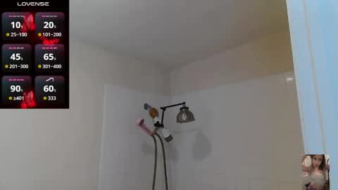 Snapshot of blondiebubblebooty chatting on May 14, 9:21 pm Bubbles online show from May 14, 9:21 pm