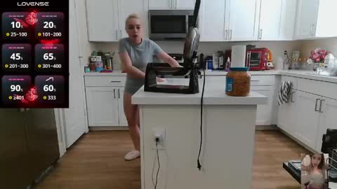 Snapshot of blondiebubblebooty chatting on May 17, 4:25 pm Bubbles online show from May 17, 4:25 pm