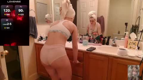 Snapshot of blondiebubblebooty chatting on May 27, 3:14 am Bubbles online show from May 27, 3:14 am