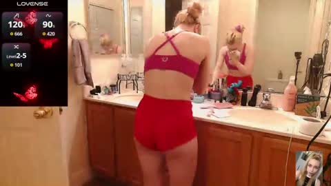 Snapshot of blondiebubblebooty chatting on June 11, 10:35 am Bubbles online show from June 11, 10:35 am
